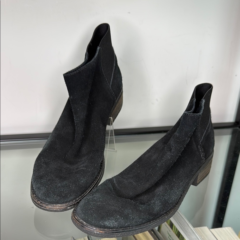 Sperry Black Suede Low Ankle Boots
Size  9.5